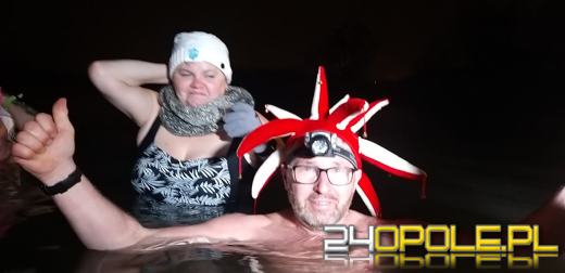 Powitali Nowy Rok w lodowatej wodzie! 