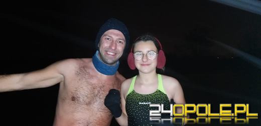 Powitali Nowy Rok w lodowatej wodzie! 