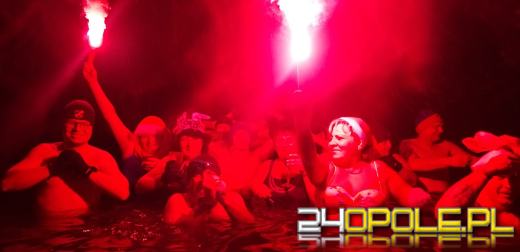 Powitali Nowy Rok w lodowatej wodzie! 