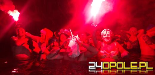 Powitali Nowy Rok w lodowatej wodzie! 