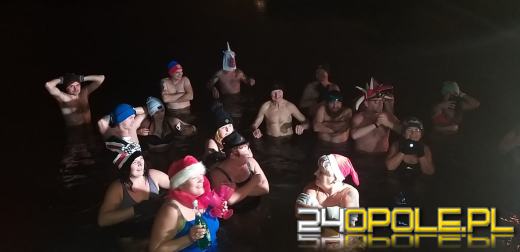 Powitali Nowy Rok w lodowatej wodzie! 