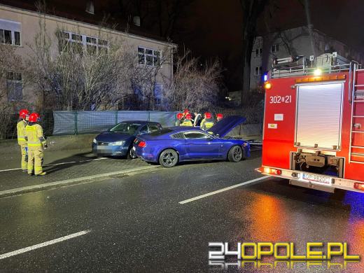 Młody kierowca nie opanował mustanga. Kolizja na Oleskiej w Opolu