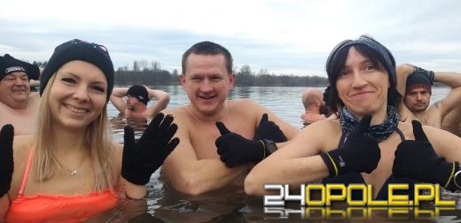 Mimo dodatniej temperatury, woda wciąż jest lodowata