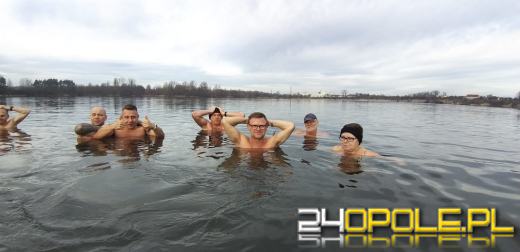 Mimo dodatniej temperatury, woda wciąż jest lodowata