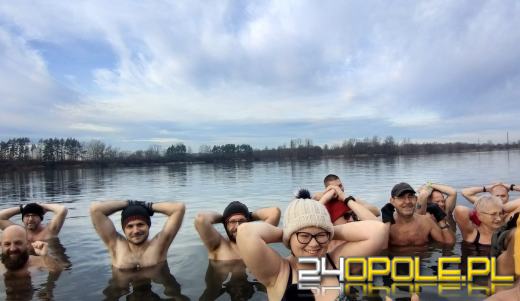 Mimo dodatniej temperatury, woda wciąż jest lodowata