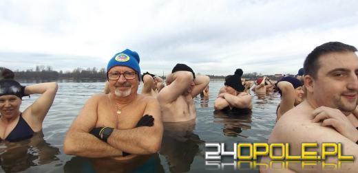 Mimo dodatniej temperatury, woda wciąż jest lodowata