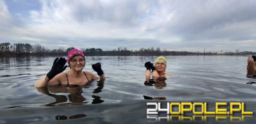 Mimo dodatniej temperatury, woda wciąż jest lodowata