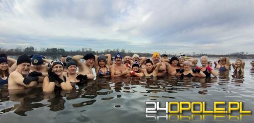 Mimo dodatniej temperatury, woda wciąż jest lodowata