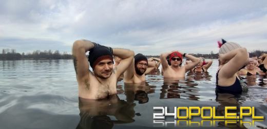 Mimo dodatniej temperatury, woda wciąż jest lodowata