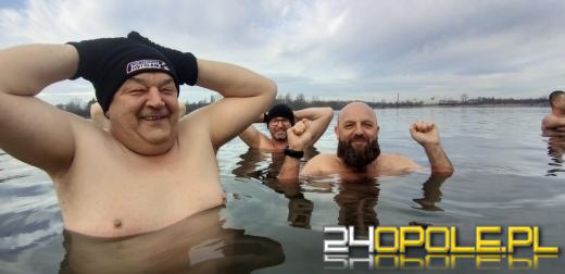 Mimo dodatniej temperatury, woda wciąż jest lodowata