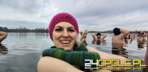 Mimo dodatniej temperatury, woda wciąż jest lodowata