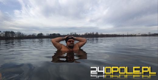 Mimo dodatniej temperatury, woda wciąż jest lodowata