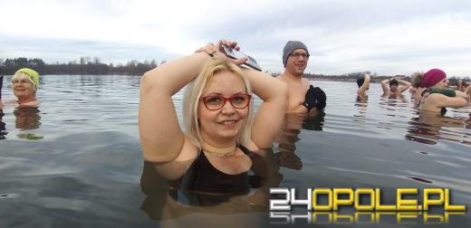 Mimo dodatniej temperatury, woda wciąż jest lodowata