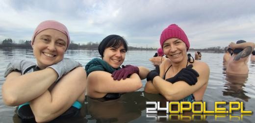 Mimo dodatniej temperatury, woda wciąż jest lodowata