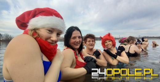 Mimo dodatniej temperatury, woda wciąż jest lodowata