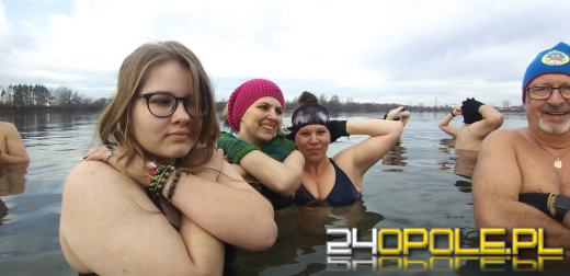 Mimo dodatniej temperatury, woda wciąż jest lodowata