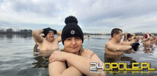 Mimo dodatniej temperatury, woda wciąż jest lodowata