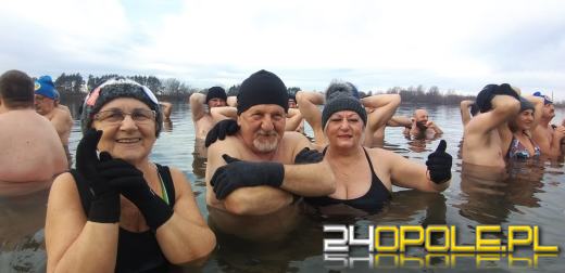 Mimo dodatniej temperatury, woda wciąż jest lodowata