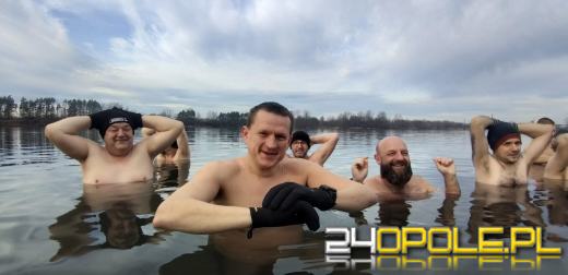 Mimo dodatniej temperatury, woda wciąż jest lodowata