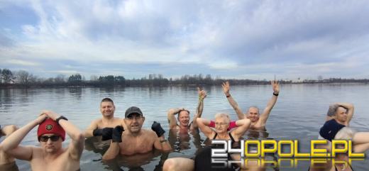 Mimo dodatniej temperatury, woda wciąż jest lodowata