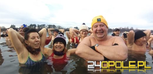 Mimo dodatniej temperatury, woda wciąż jest lodowata