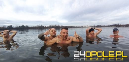 Mimo dodatniej temperatury, woda wciąż jest lodowata