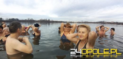 Mimo dodatniej temperatury, woda wciąż jest lodowata