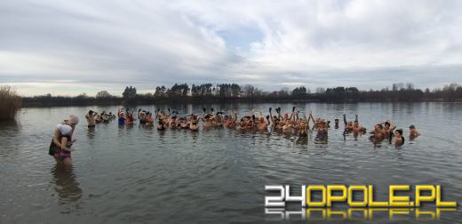 Mimo dodatniej temperatury, woda wciąż jest lodowata