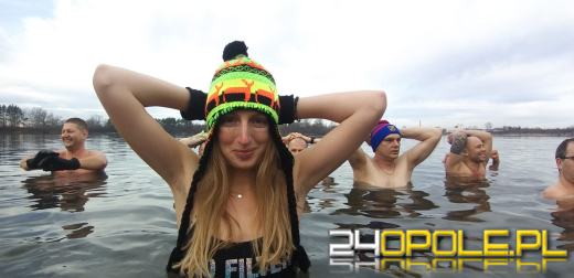 Mimo dodatniej temperatury, woda wciąż jest lodowata