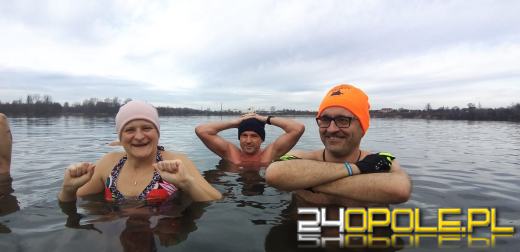 Mimo dodatniej temperatury, woda wciąż jest lodowata