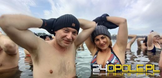 Mimo dodatniej temperatury, woda wciąż jest lodowata