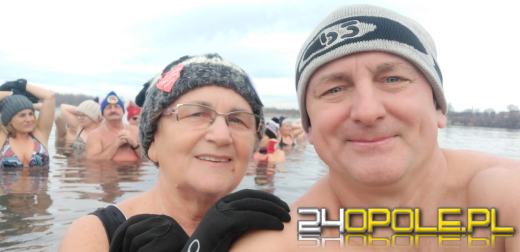 Mimo dodatniej temperatury, woda wciąż jest lodowata