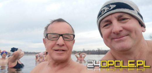 Mimo dodatniej temperatury, woda wciąż jest lodowata