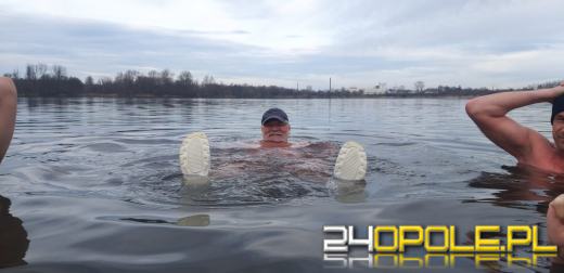 Mimo dodatniej temperatury, woda wciąż jest lodowata