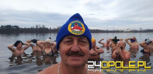 Mimo dodatniej temperatury, woda wciąż jest lodowata