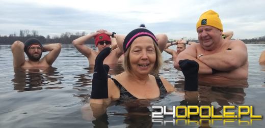 Mimo dodatniej temperatury, woda wciąż jest lodowata