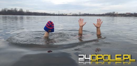 Mimo dodatniej temperatury, woda wciąż jest lodowata