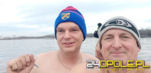 Mimo dodatniej temperatury, woda wciąż jest lodowata