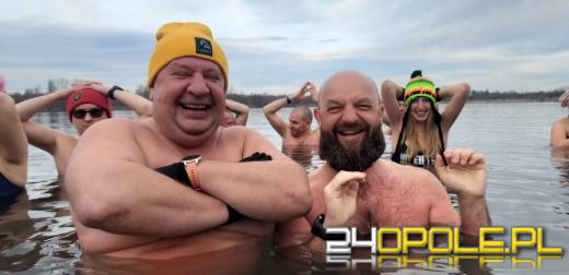 Mimo dodatniej temperatury, woda wciąż jest lodowata