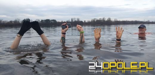 Mimo dodatniej temperatury, woda wciąż jest lodowata