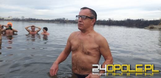 Mimo dodatniej temperatury, woda wciąż jest lodowata