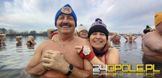 Mimo dodatniej temperatury, woda wciąż jest lodowata