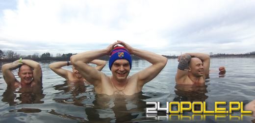 Mimo dodatniej temperatury, woda wciąż jest lodowata