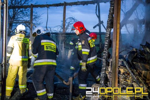 13 zastępów straży gasiło pożar hali z drewnem w Prószkowie