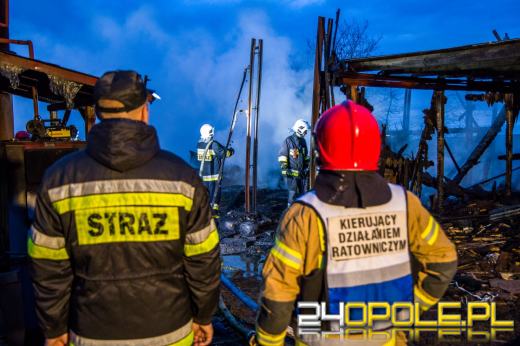 13 zastępów straży gasiło pożar hali z drewnem w Prószkowie