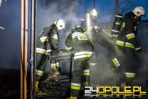 13 zastępów straży gasiło pożar hali z drewnem w Prószkowie