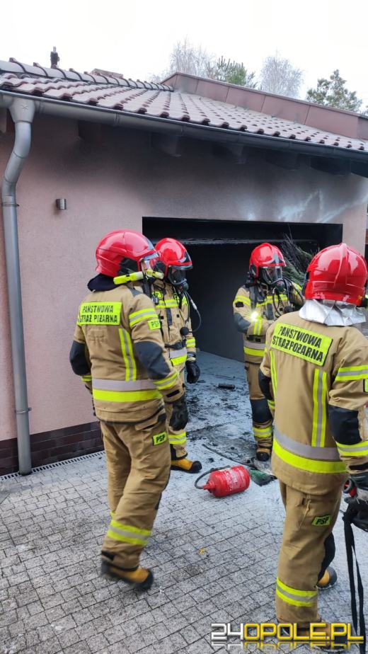 Pożar garażu w Kluczborku. Poparzony właściciel w szpitalu