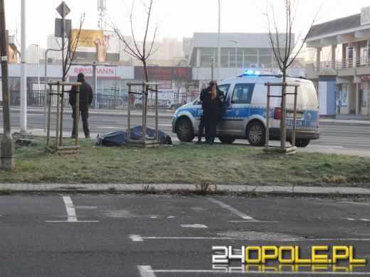 Opole Zaodrze: 69-latek zmarł na chodniku podczas spaceru z psem