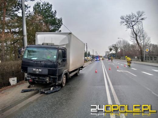 Samochód osobowy i ciężarówka zderzyły się w Praszce
