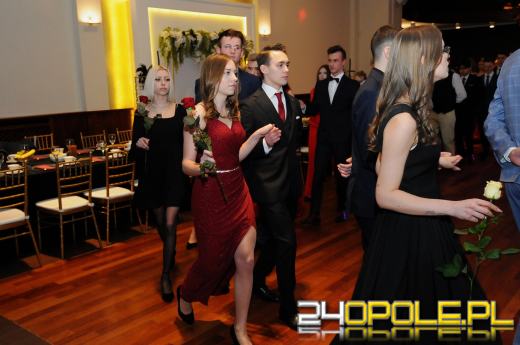 Trwają studniówki. Młodzież potrzebuje tego balu!